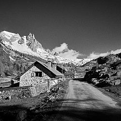 Vers les chalets de Lacha
