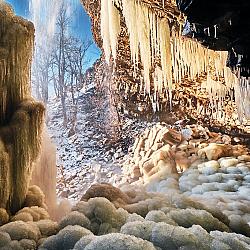 Derrière la cascade, un monde glacé