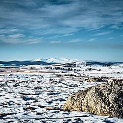 Les Monts du Cantal depuis le Roc des Loups