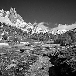 Sur le chemin des Béraudes, avec la pointe des Cerces en ligne de mire