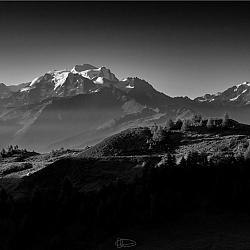 Lumière du soleil levant sur le Grand Combin