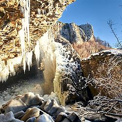 Derrière la cascade, un monde glacé